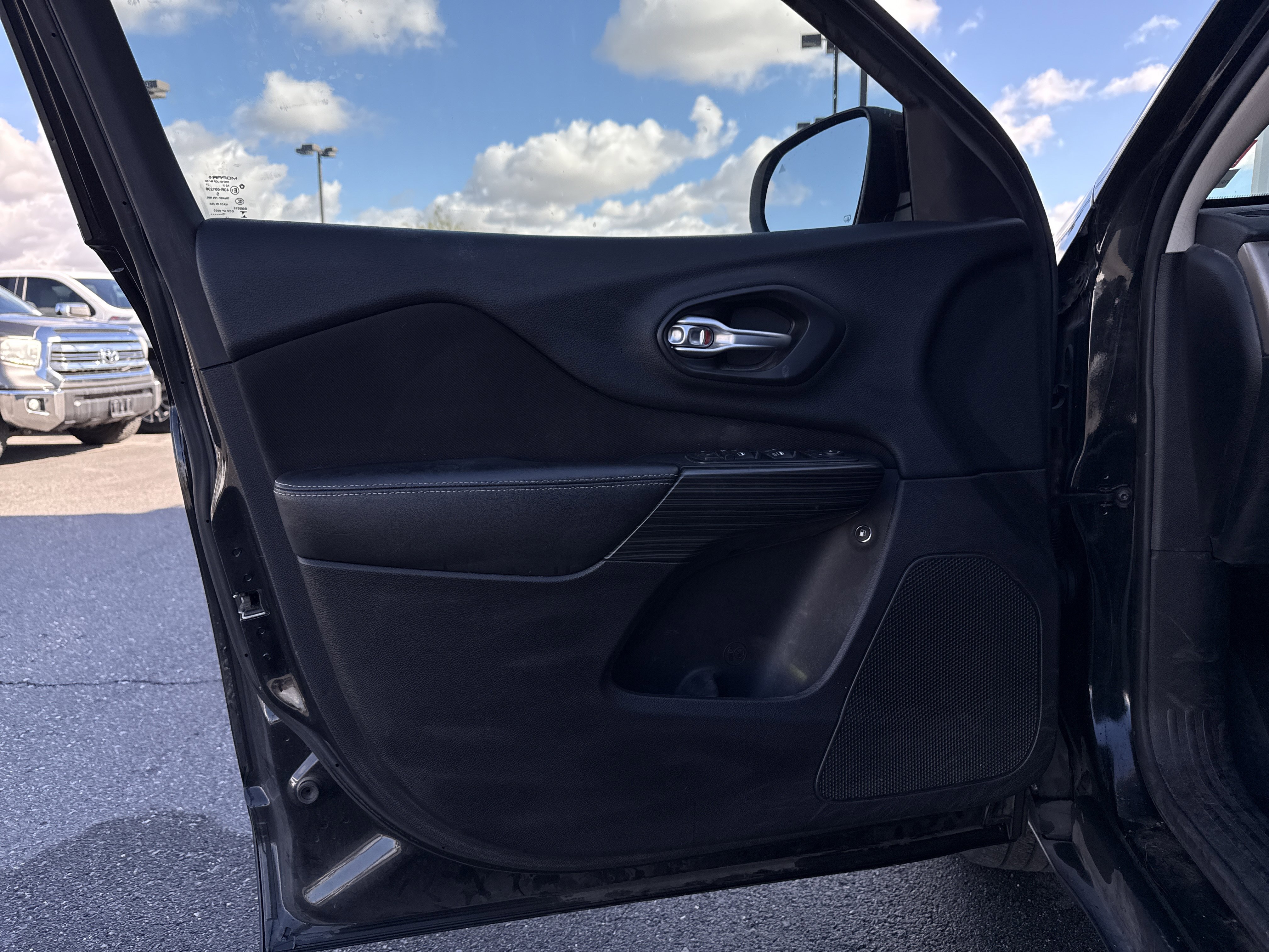 Used 2016 Jeep Cherokee Latitude w/ Comfort/Convenience Group image 9