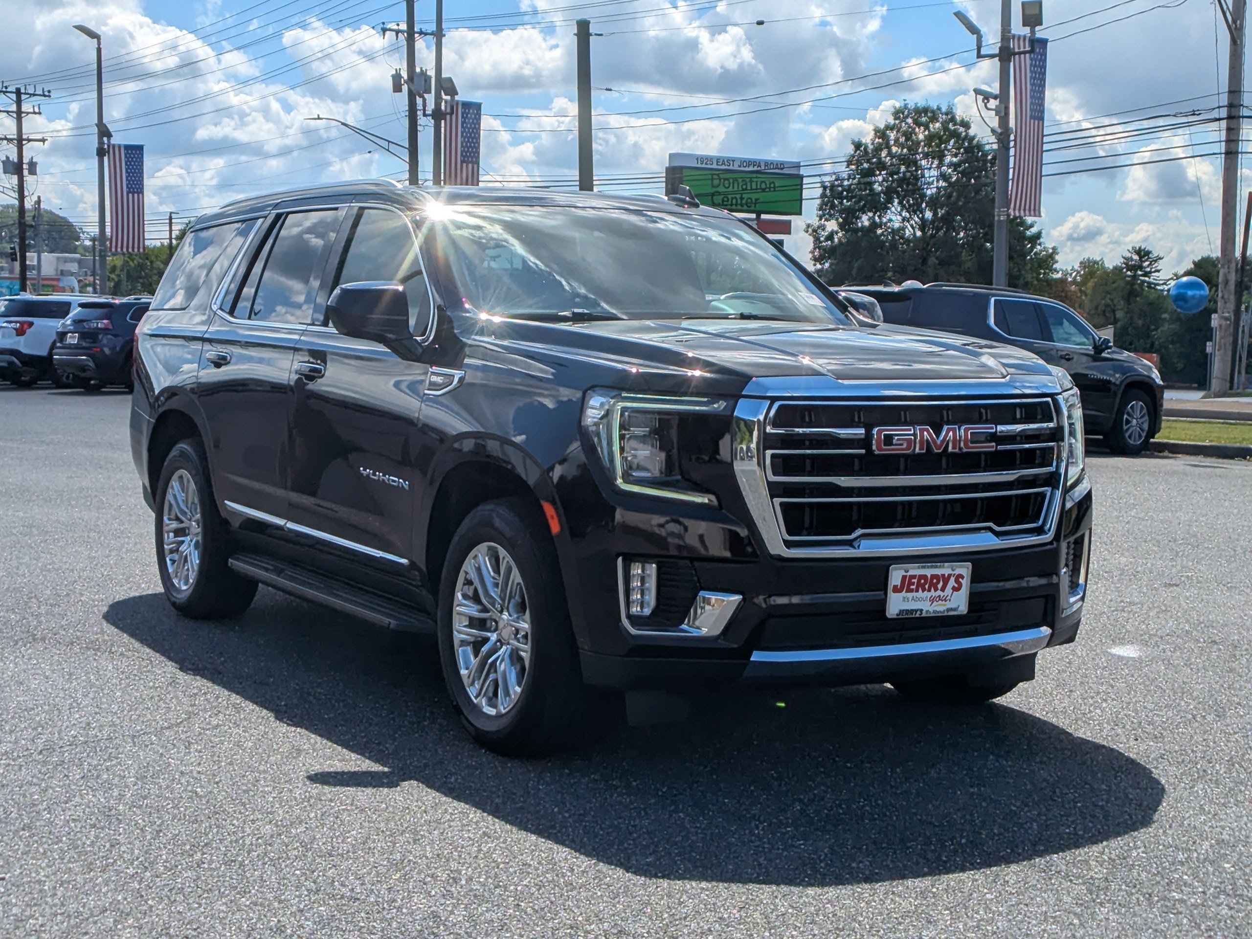 Used 2023 GMC Yukon SLT AWD/4WD image 2
