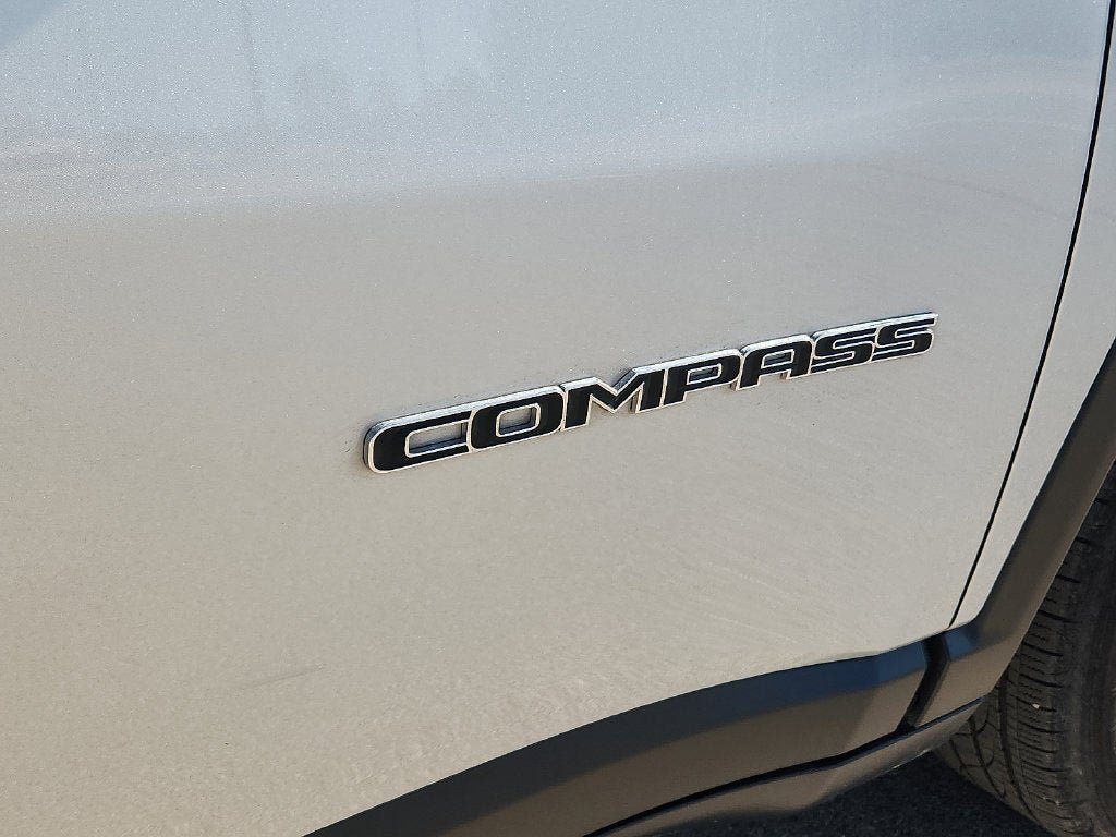 Used 2025 Jeep Compass Latitude AWD/4WD image 8