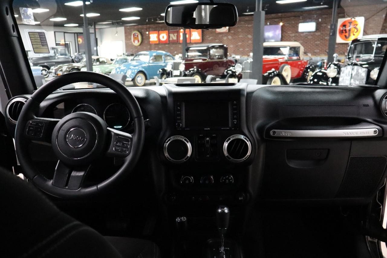 Used 2018 Jeep Wrangler Unlimited Sahara w/ Connectivity Group AWD/4WD image 12