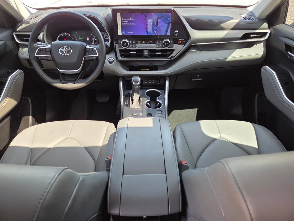 Used 2024 Toyota Highlander XLE FWD image 5