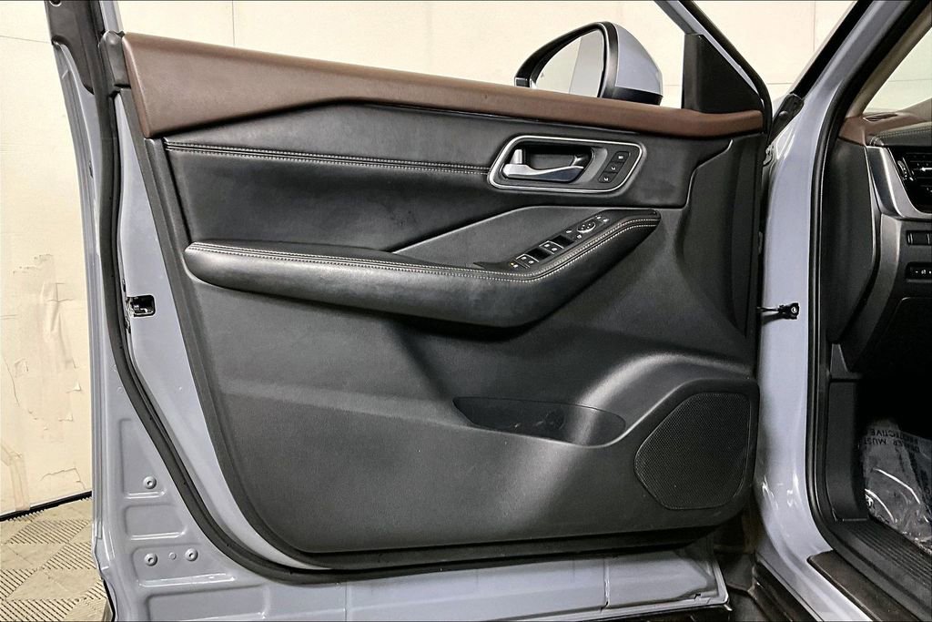 Used 2022 Nissan Rogue Platinum w/ Head-Up Display Package image 23