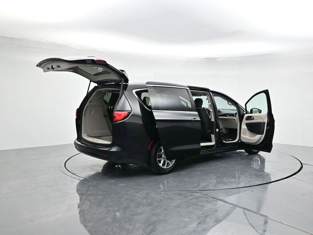 Used 2022 Chrysler Voyager LX image 50