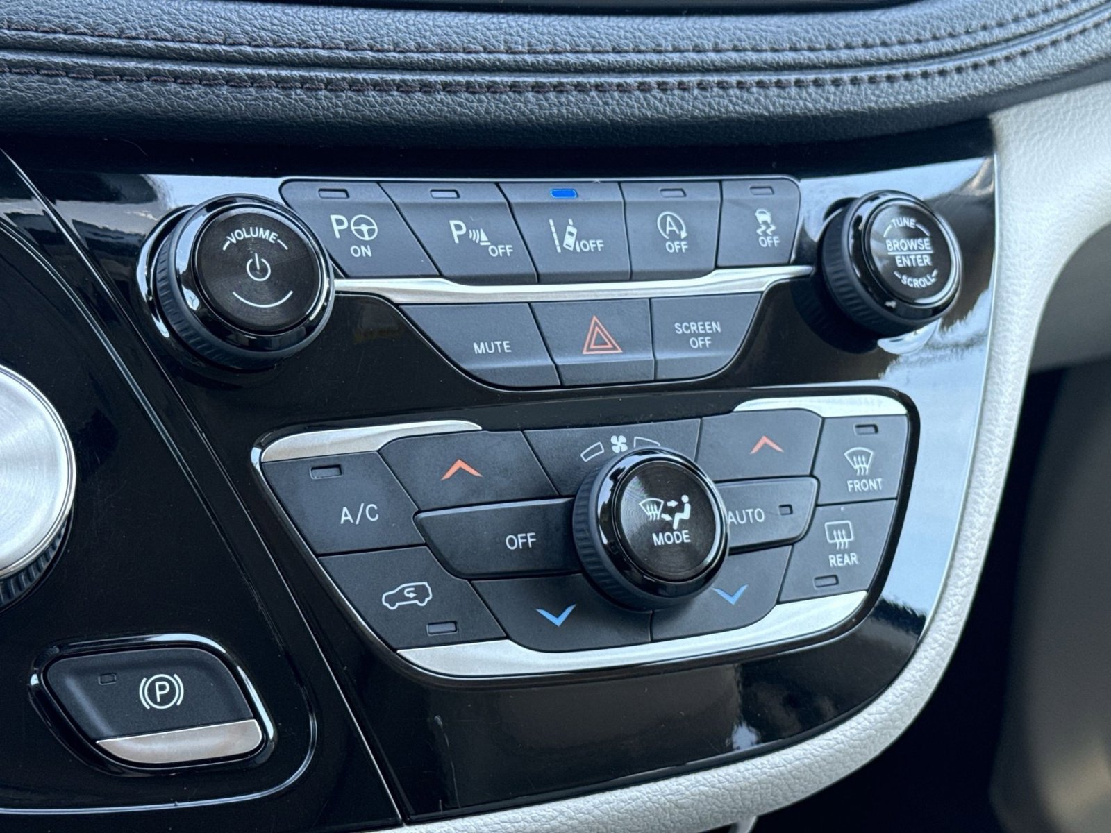 Used 2019 Chrysler Pacifica Limited w/ Advanced Safetytec Group FWD image 19