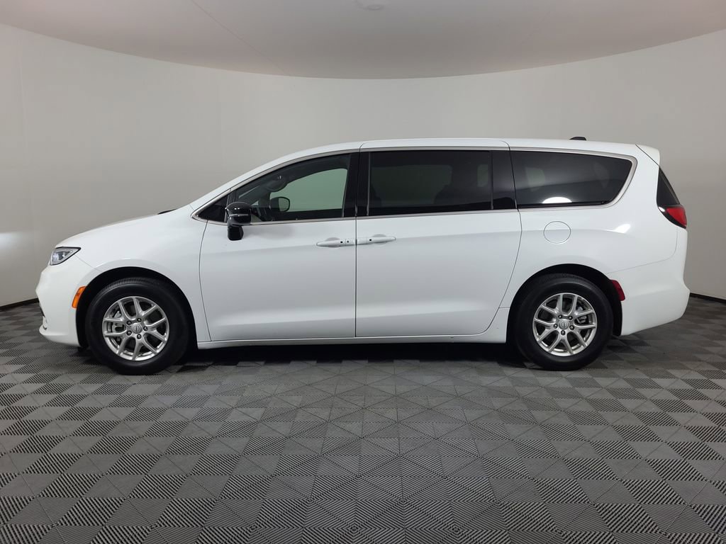 Used 2025 Chrysler Pacifica Select FWD image 6