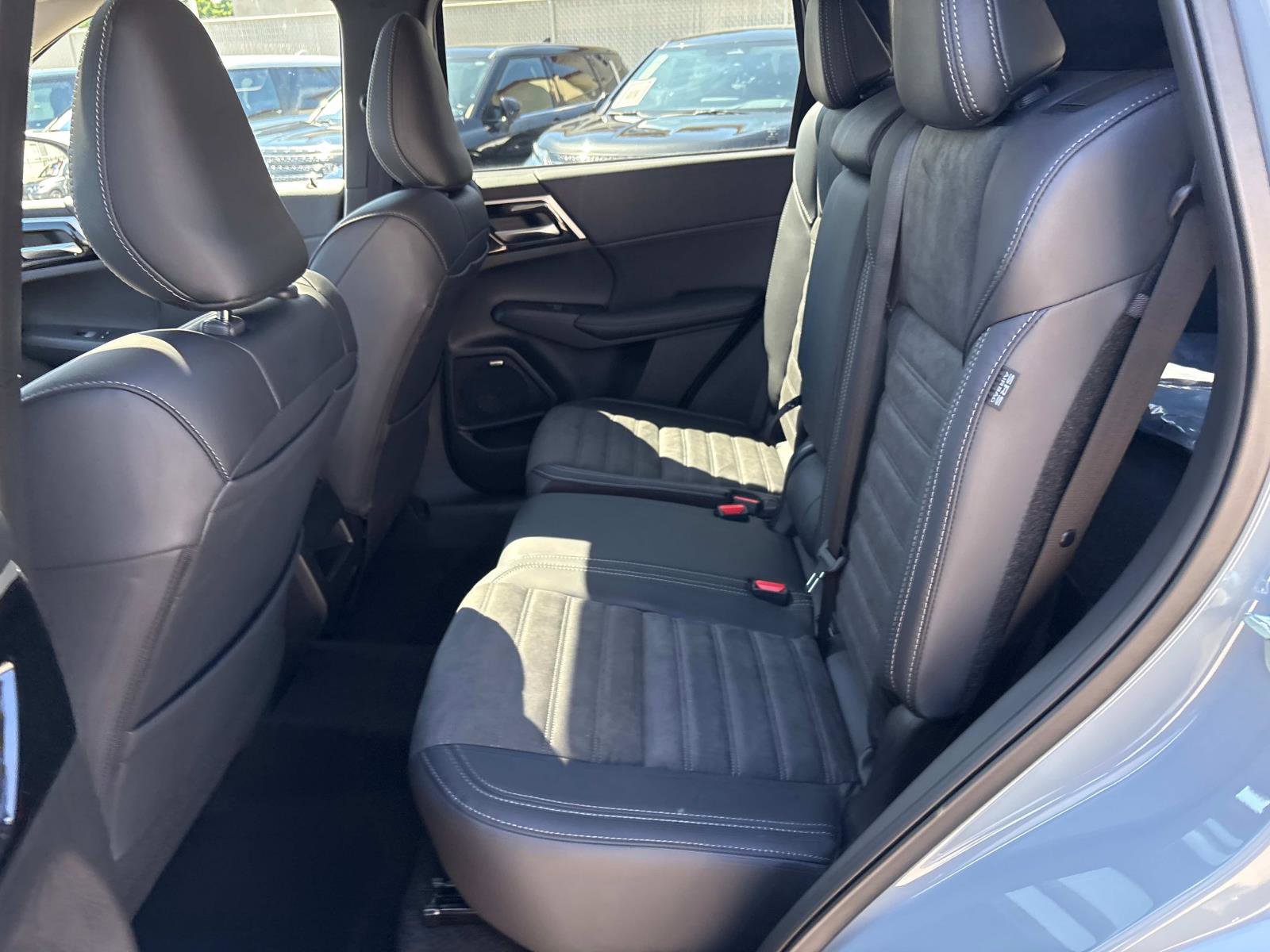 New 2025 Mitsubishi Outlander SE image 12