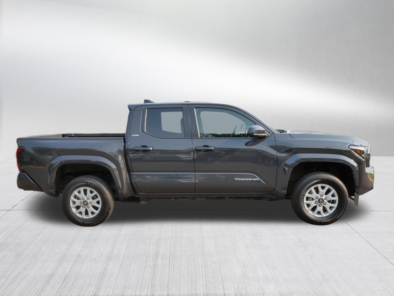 Certified 2024 Toyota Tacoma SR5 AWD/4WD image 9