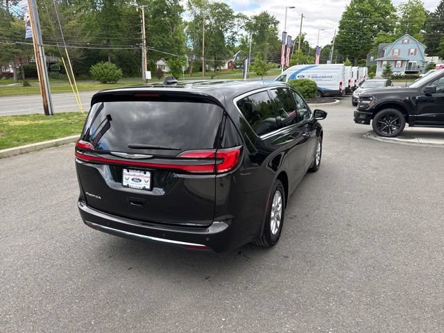 Used 2023 Chrysler Pacifica Touring-L FWD image 6
