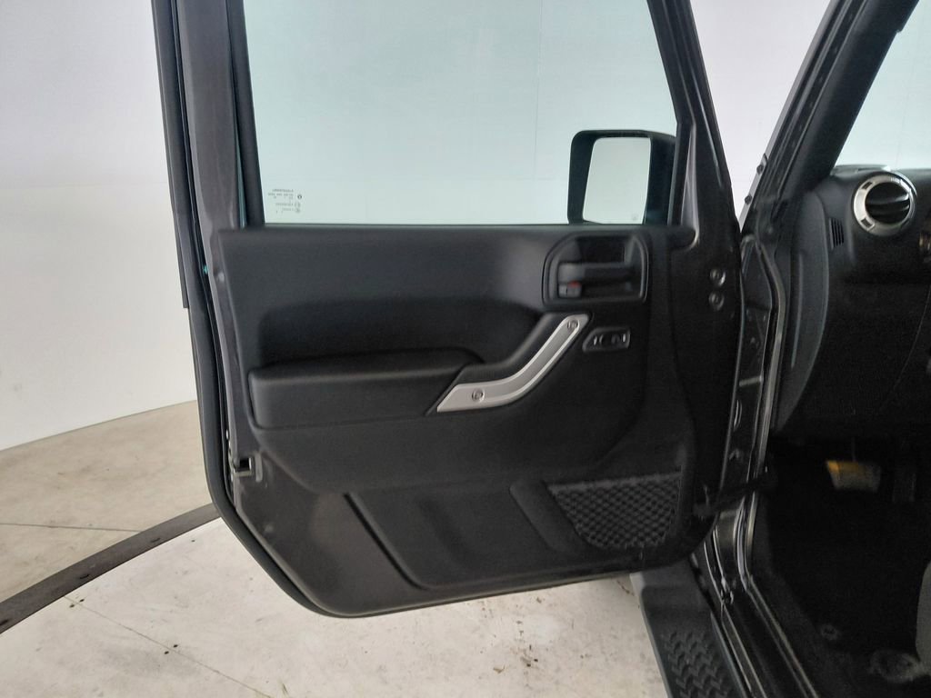 Used 2018 Jeep Wrangler Unlimited Sahara image 11