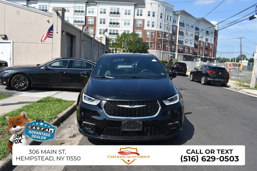 Used 2025 Chrysler Pacifica Select FWD image 2