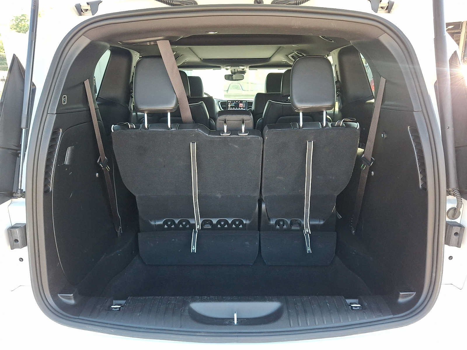Used 2025 Chrysler Pacifica Limited FWD image 28