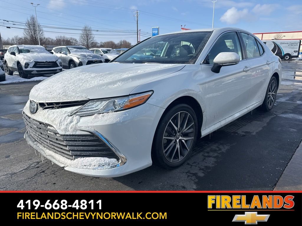 Used 2023 Toyota Camry XLE image 3