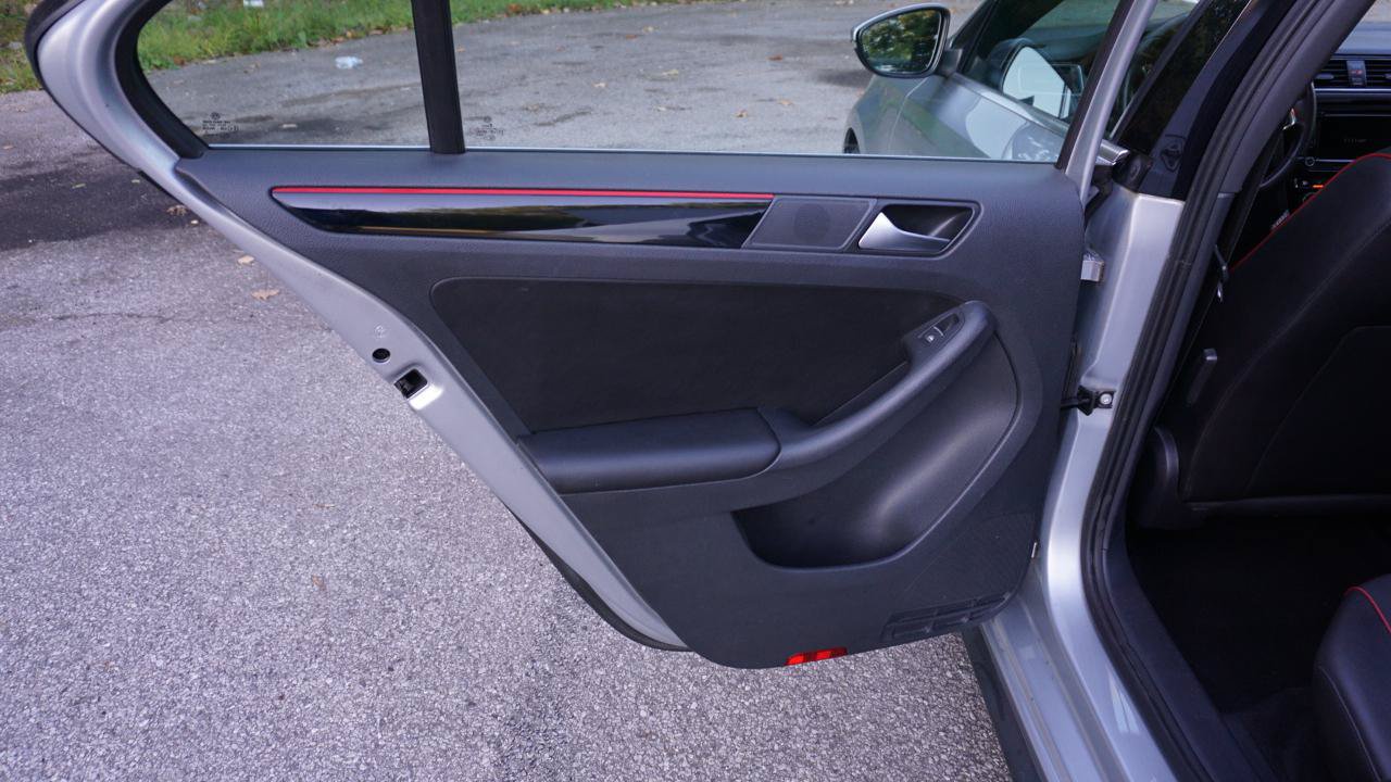 Used 2015 Volkswagen Jetta GLI SE FWD image 25