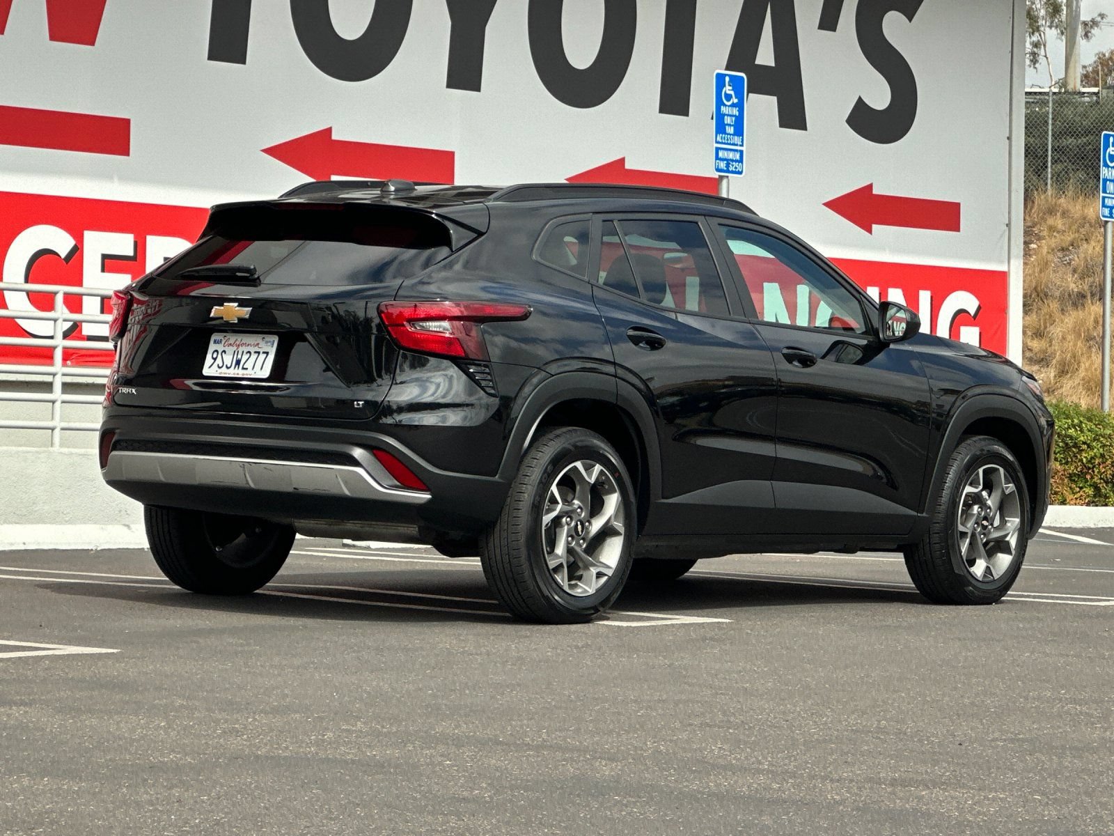 Used 2025 Chevrolet Trax LT FWD image 5
