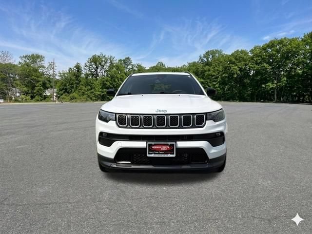 Used 2023 Jeep Compass Latitude AWD/4WD image 3