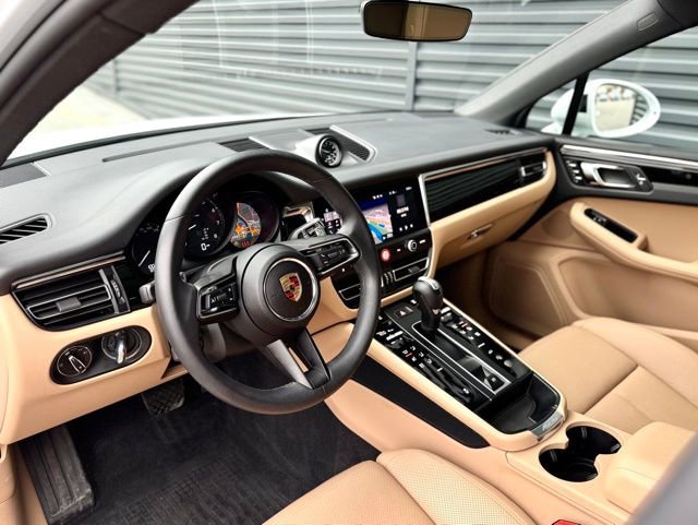 Certified 2025 Porsche Macan image 4