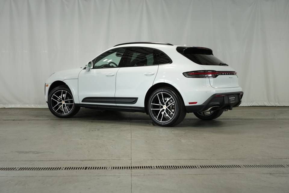 Certified 2025 Porsche Macan AWD/4WD image 3
