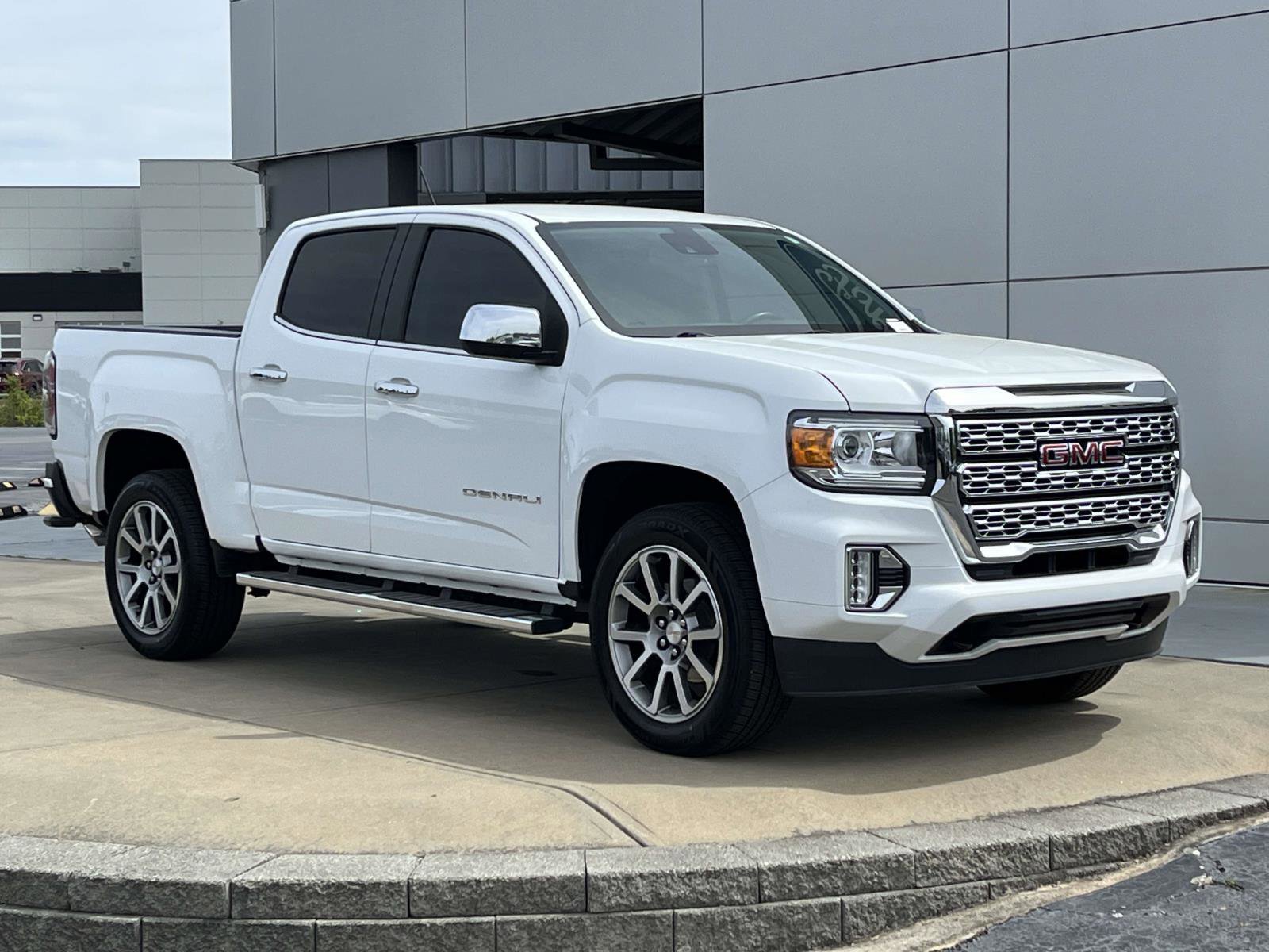 Used 2022 GMC Canyon Denali image 2
