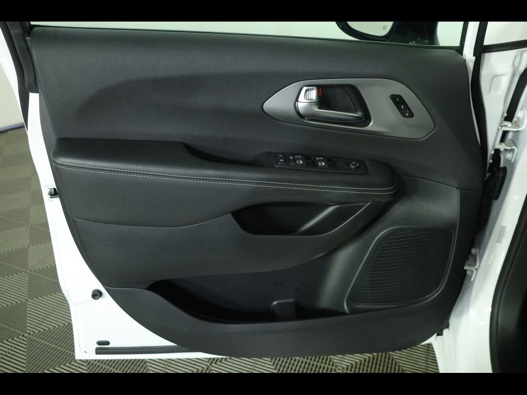 Used 2025 Chrysler Pacifica Select FWD image 21