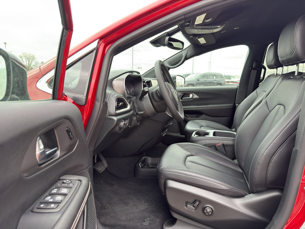 New 2026 Chrysler Pacifica Select AWD/4WD image 11