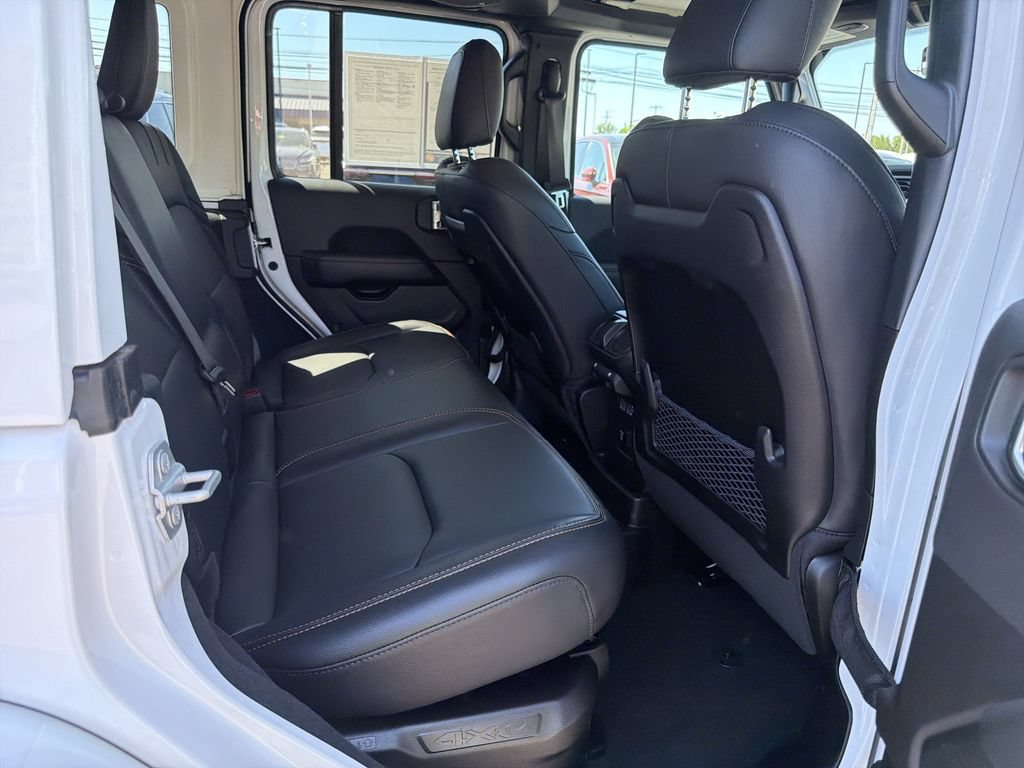 Used 2024 Jeep Wrangler Unlimited Sahara w/ Technology Group AWD/4WD image 18