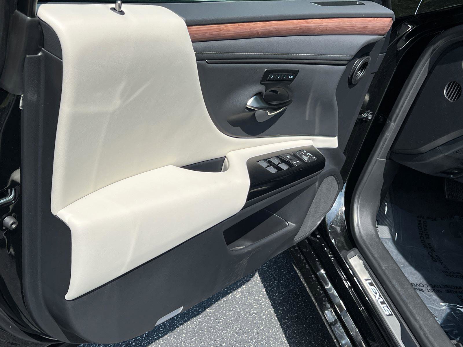 New 2025 Lexus ES 300h w/ Premium Package image 11