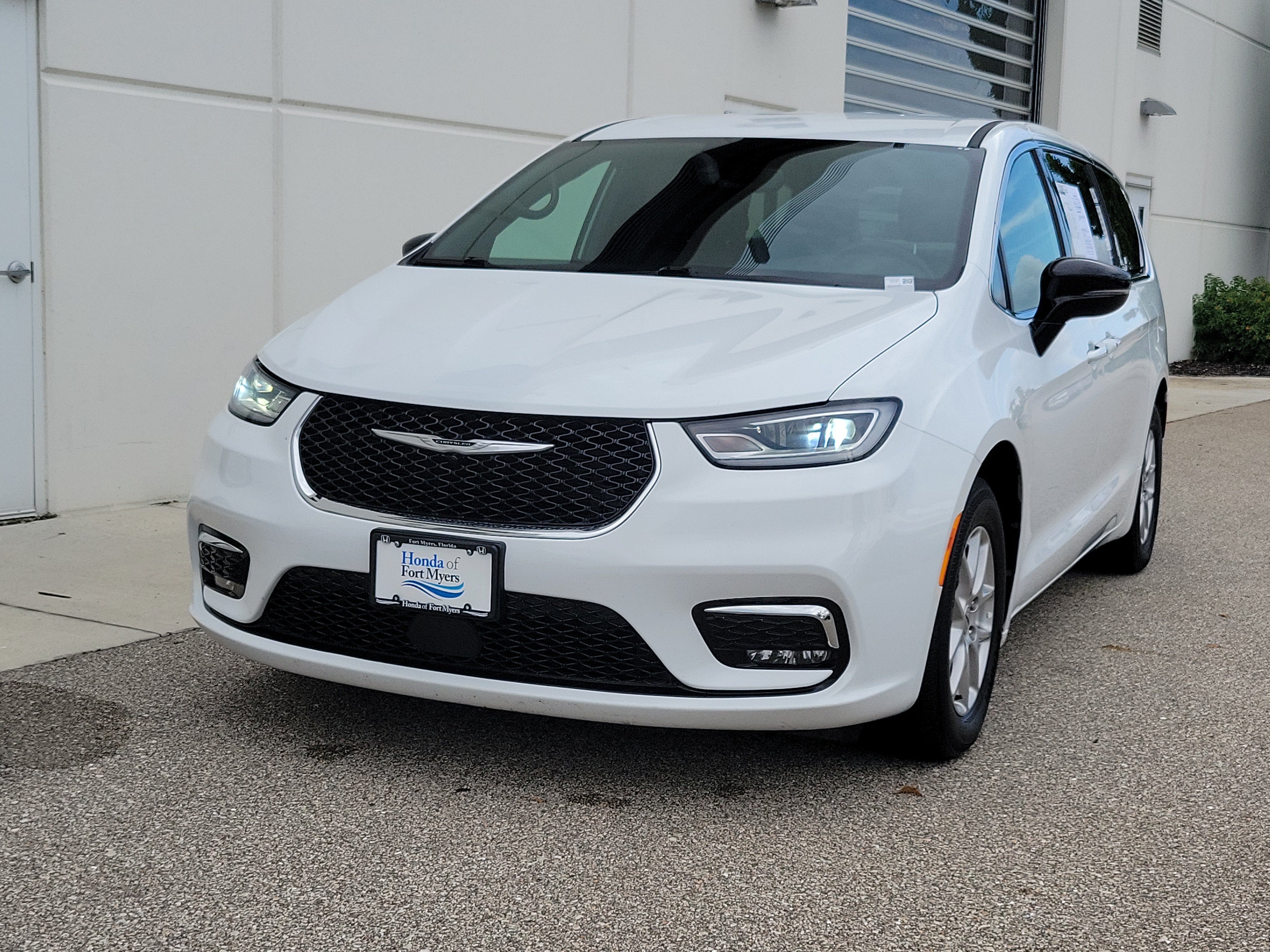Used 2025 Chrysler Pacifica Select FWD image 3