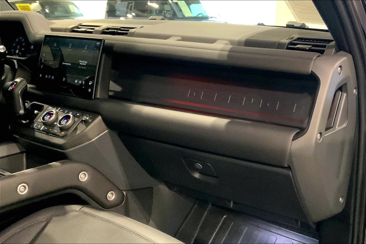 Certified 2025 Land Rover Defender 110 X-Dynamic SE AWD/4WD image 18
