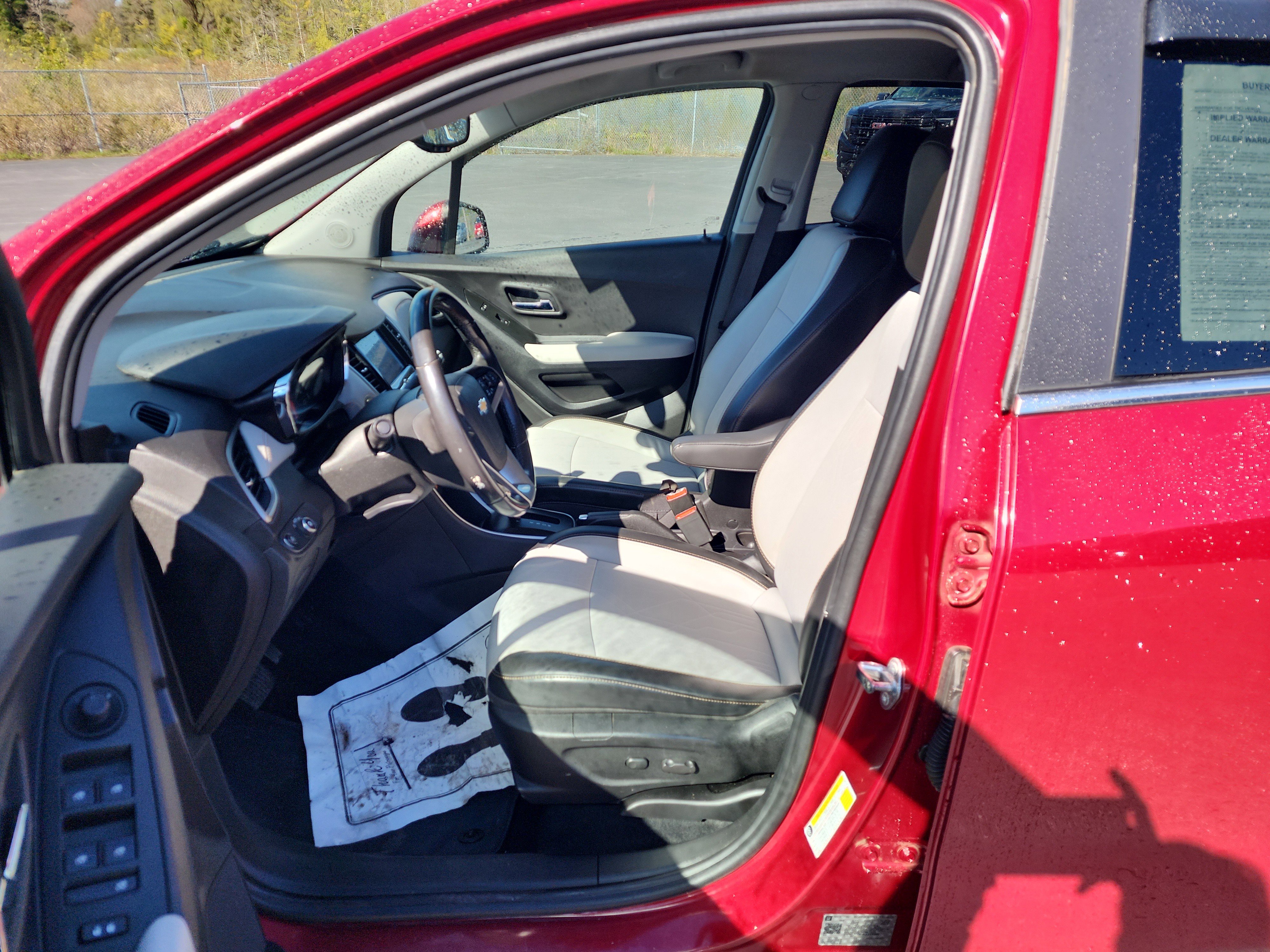 Used 2020 Chevrolet Trax LT w/ LT Convenience Package AWD/4WD image 11