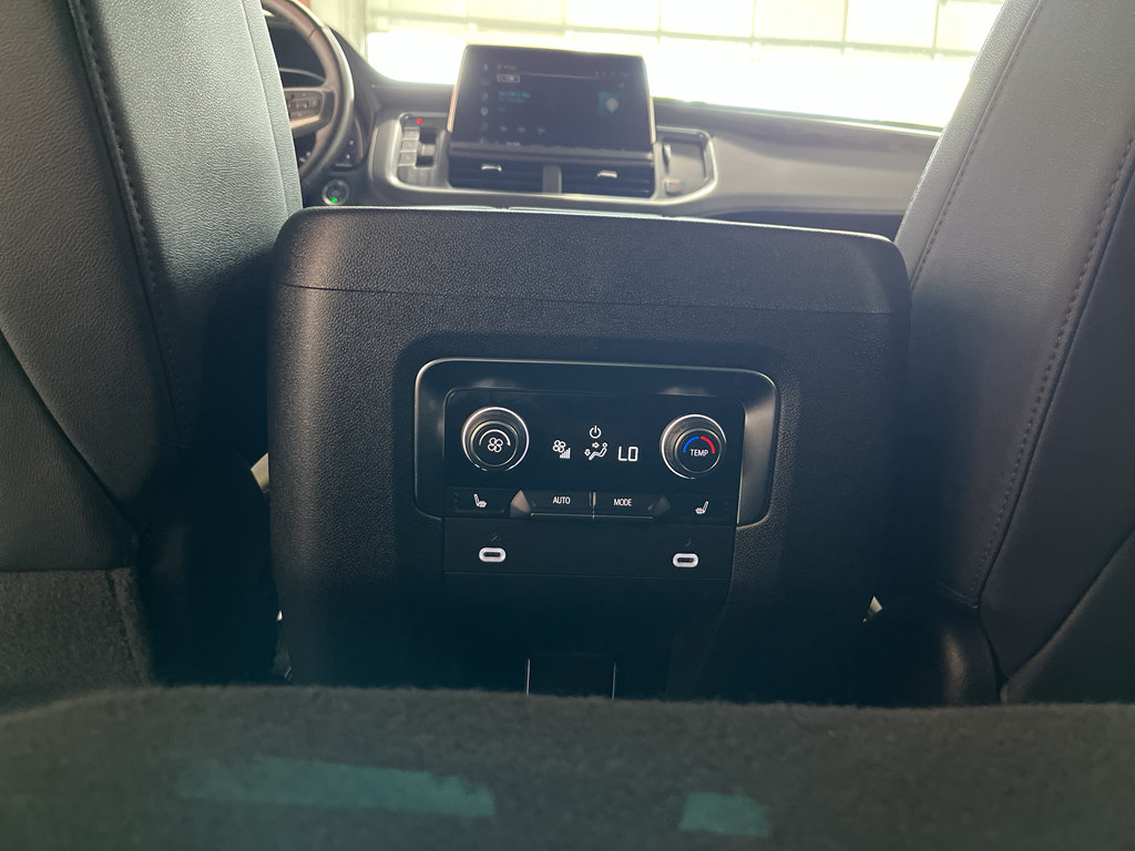 Used 2024 Chevrolet Suburban LT w/ Luxury Package RWD image 16