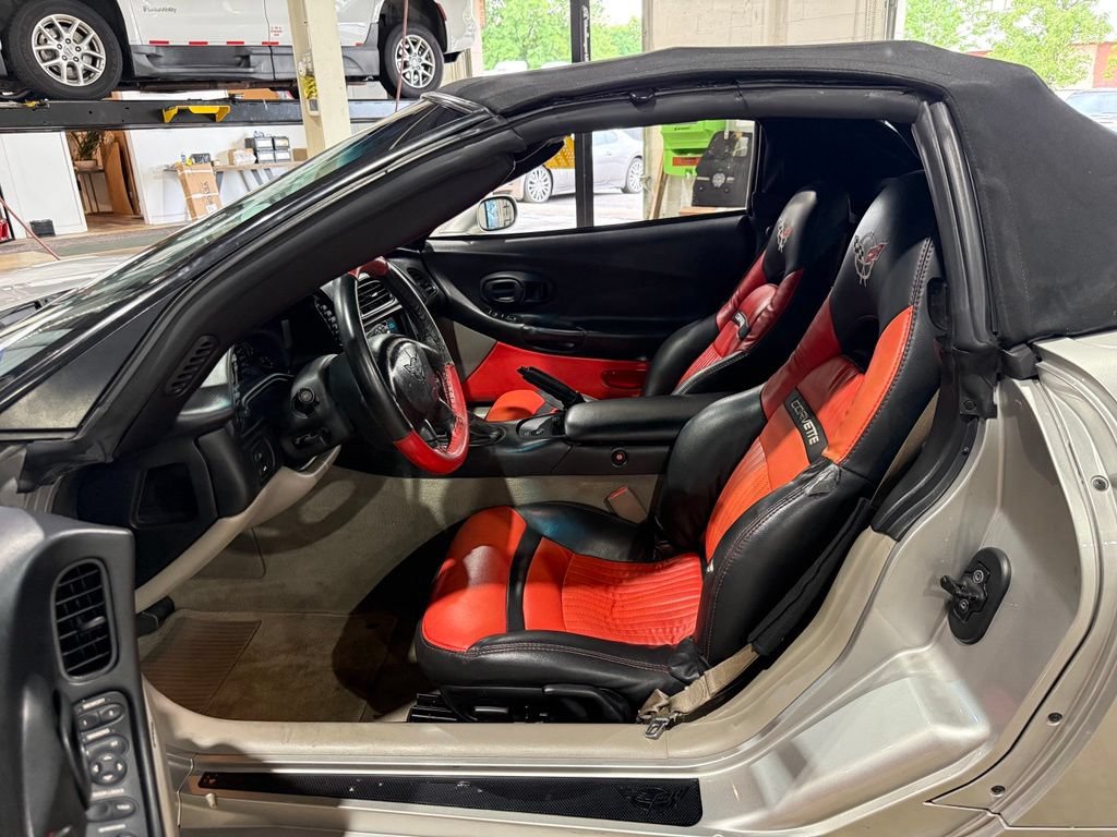 Used 2004 Chevrolet Corvette Convertible w/ Preferred Equipment Group RWD image 10