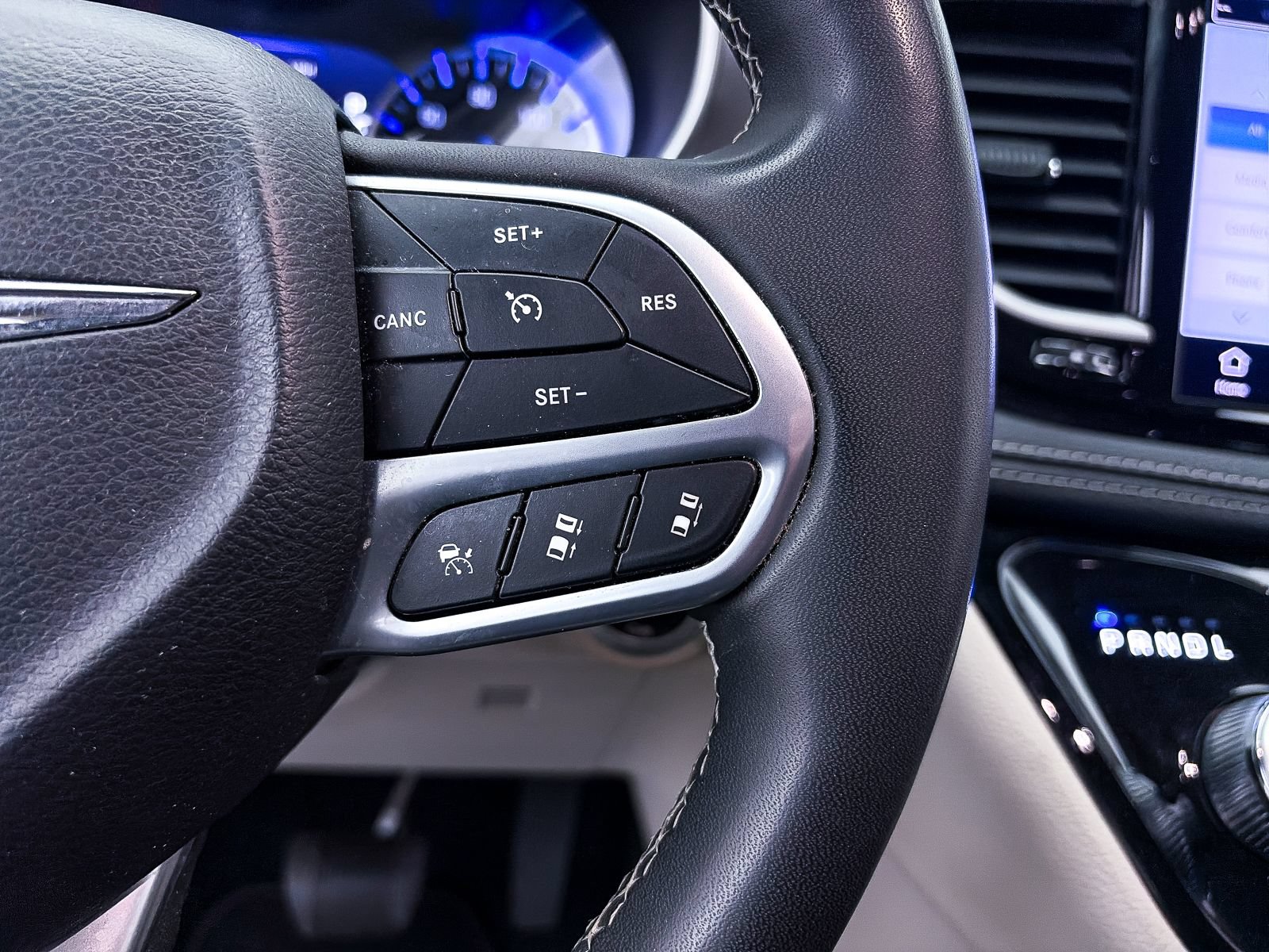 Used 2023 Chrysler Pacifica Touring-L AWD/4WD image 29