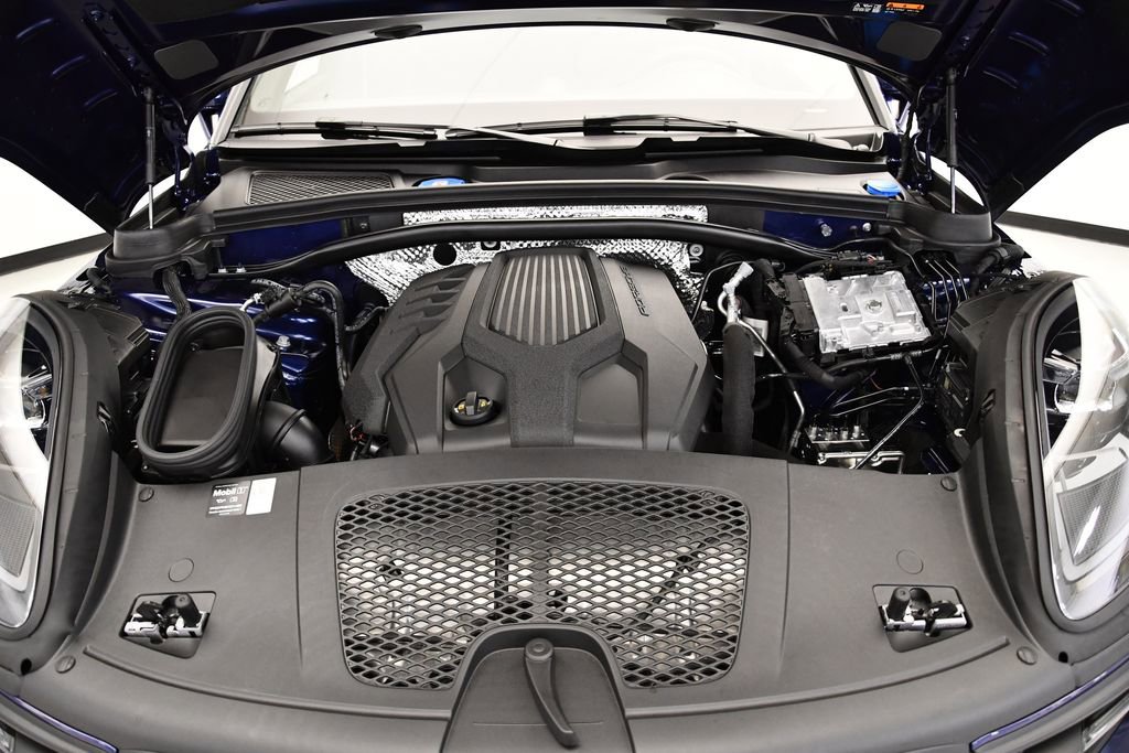Certified 2025 Porsche Macan image 13