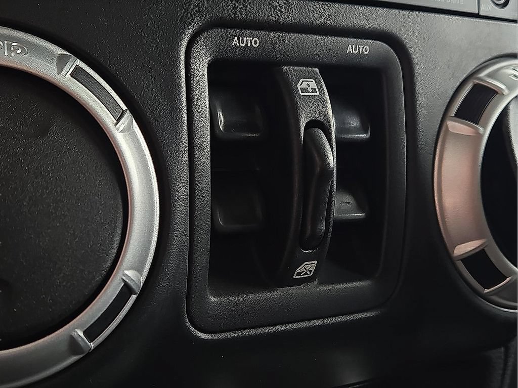 Used 2013 Jeep Wrangler Unlimited Sahara w/ Connectivity Group AWD/4WD image 15
