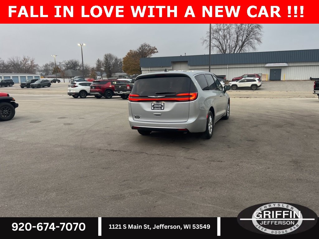 New 2026 Chrysler Pacifica Select image 9