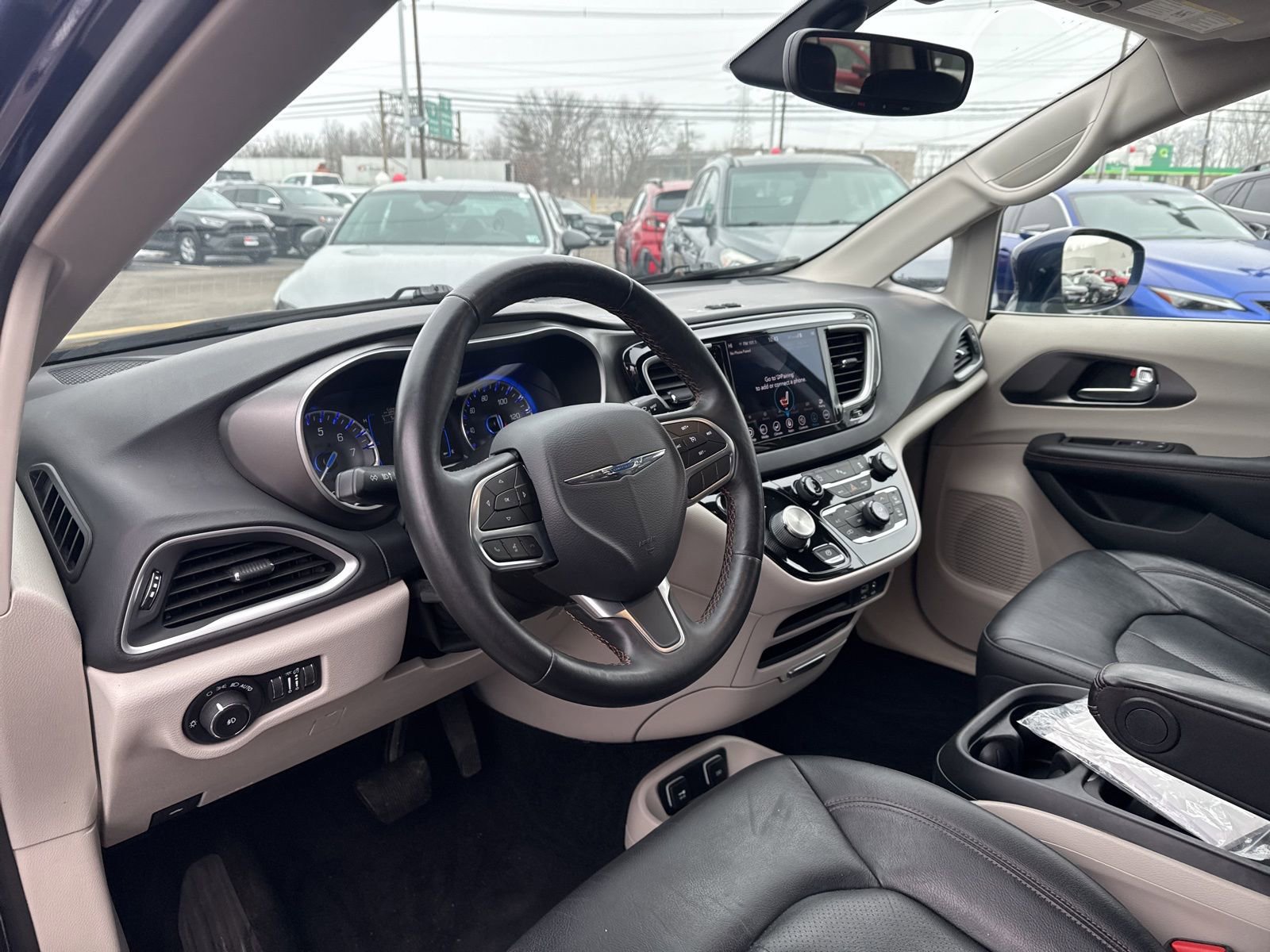 Used 2020 Chrysler Pacifica Touring-L image 11