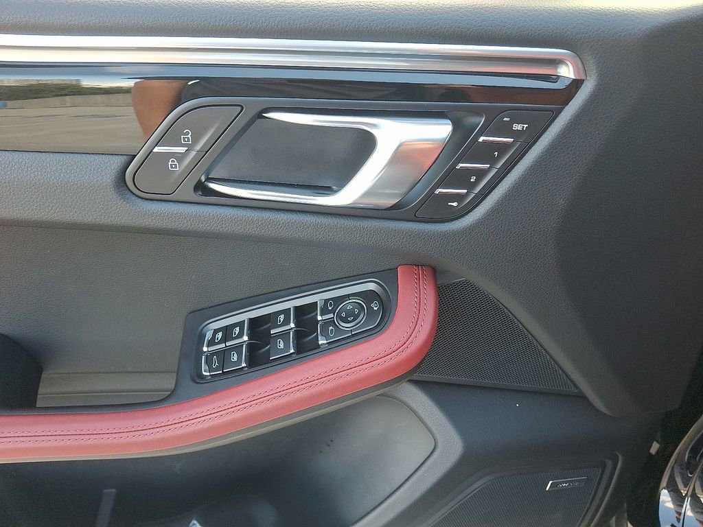 Certified 2025 Porsche Macan image 16