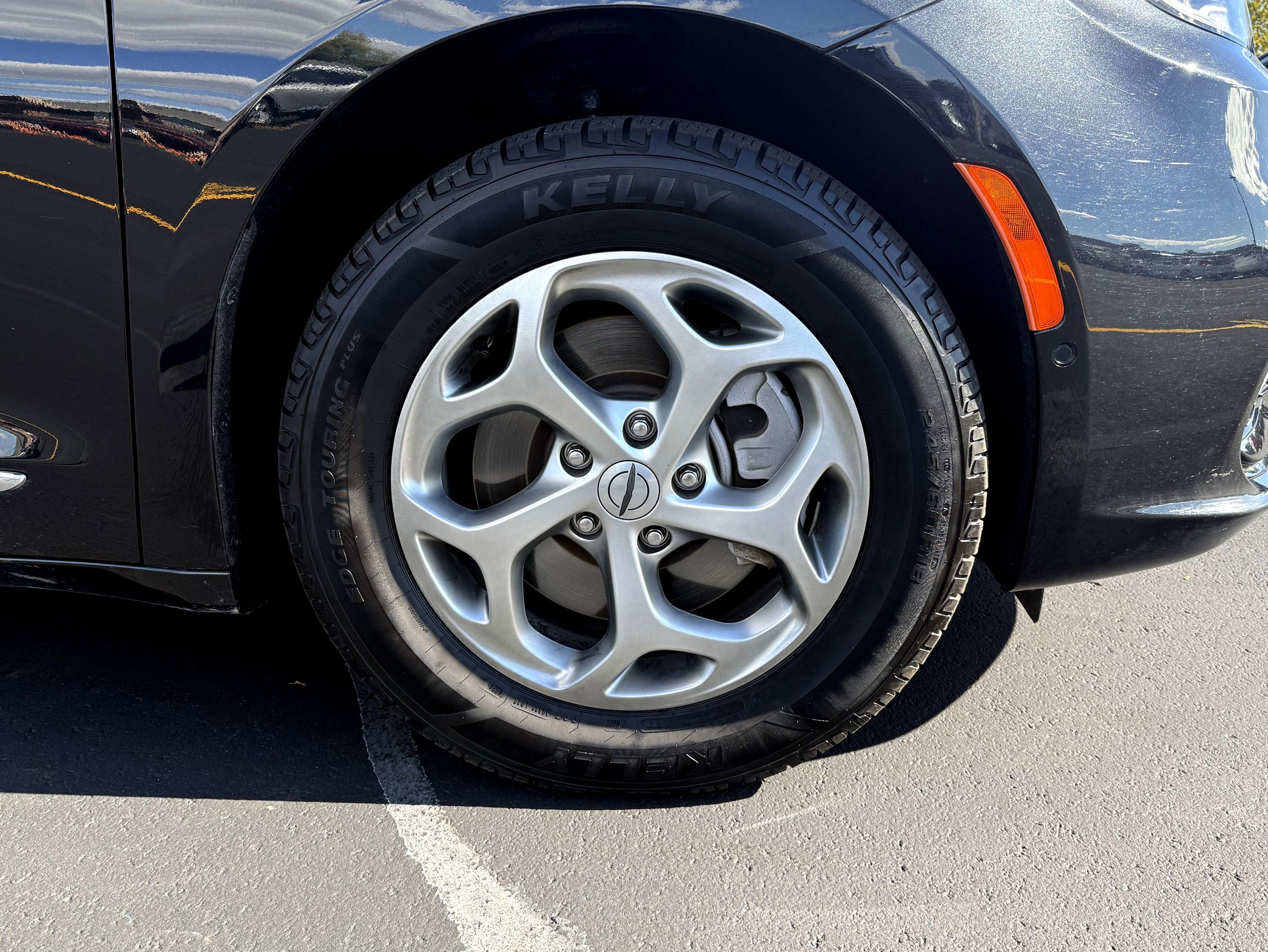 Used 2023 Chrysler Pacifica Limited w/ Uconnect Theater Family Group image 10