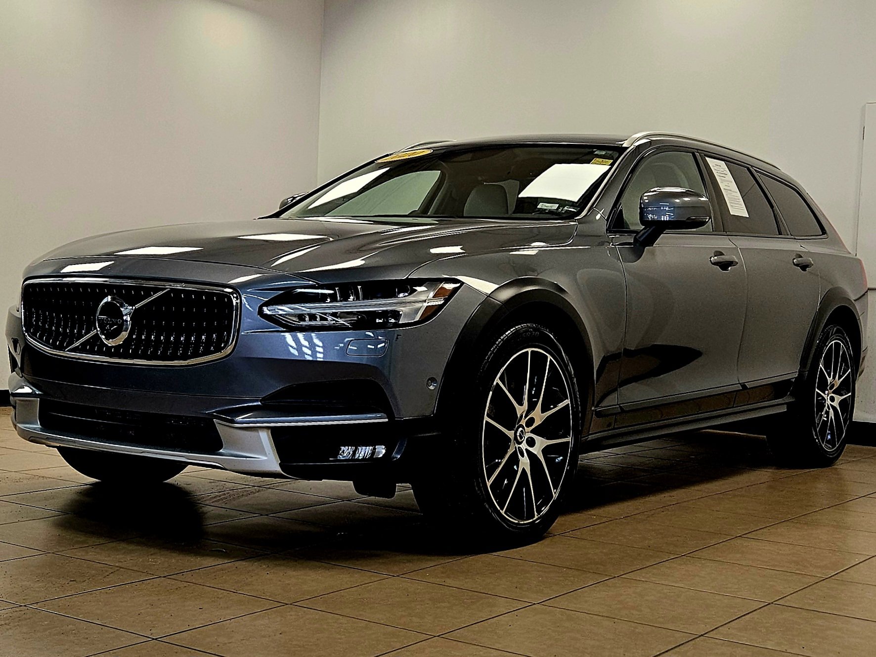 Used 2020 Volvo V90 T6 Cross Country image 2
