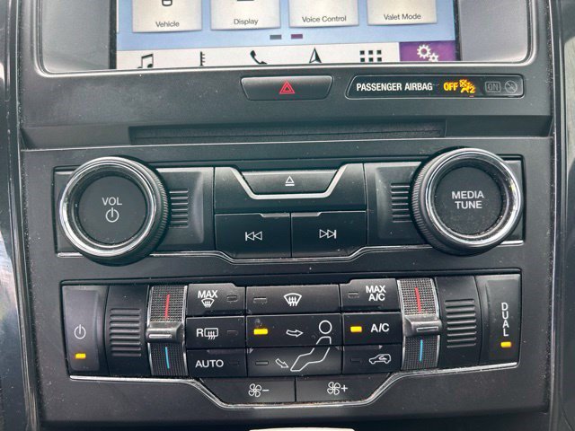 Used 2018 Ford Explorer XLT w/ Equipment Group 201A FWD image 32