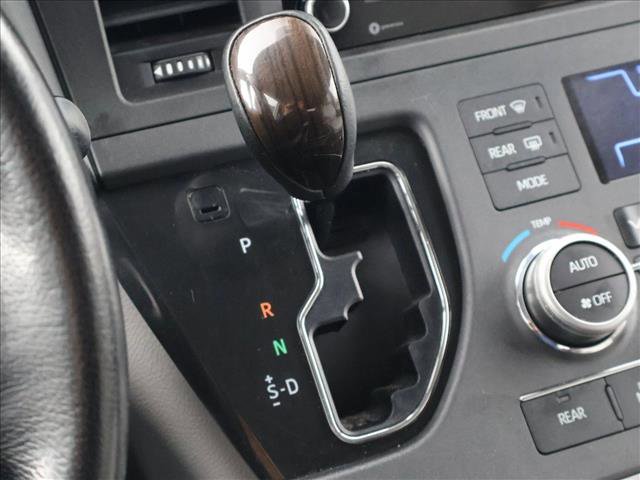 Used 2020 Toyota Sienna XLE w/ XLE Navigation Package FWD image 18