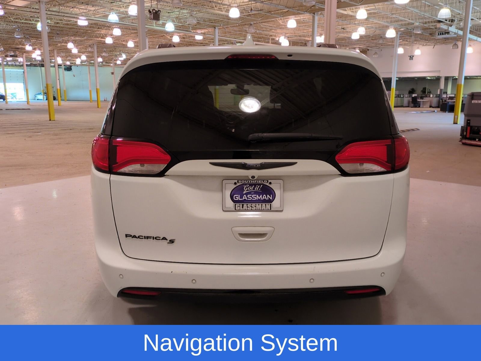 Used 2018 Chrysler Pacifica Touring-L Plus w/ S Appearance Package FWD image 4
