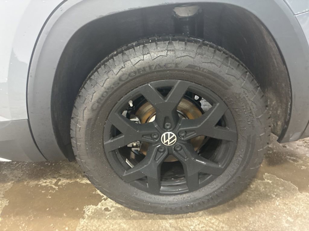 Used 2025 Volkswagen Atlas Peak Edition SE image 9