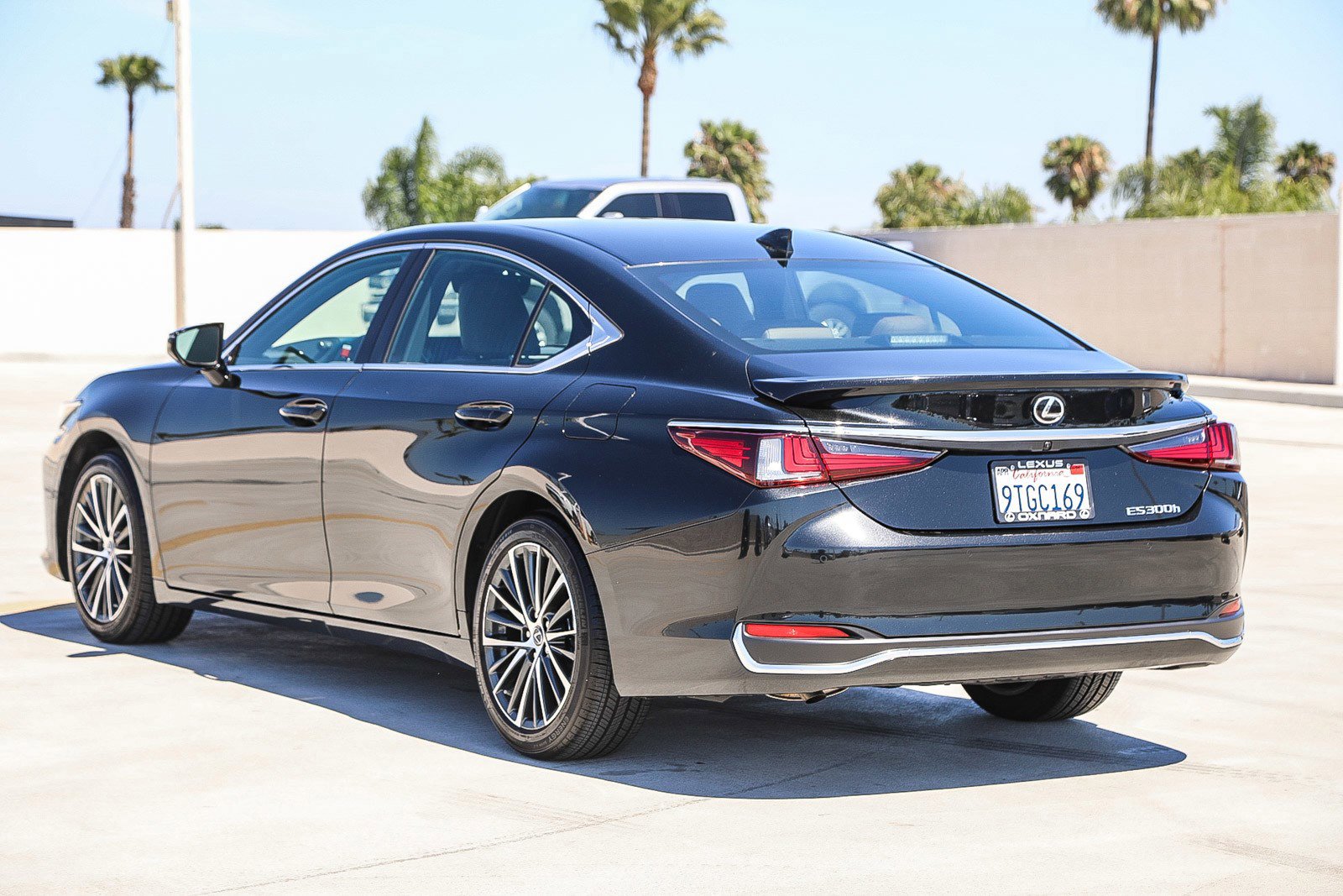 Used 2025 Lexus ES 300h w/ Premium Package image 5
