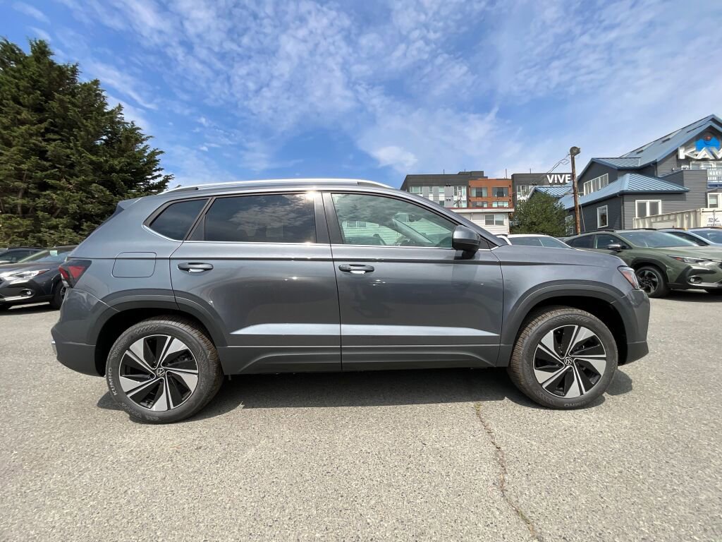 New 2025 Volkswagen Taos SE image 9