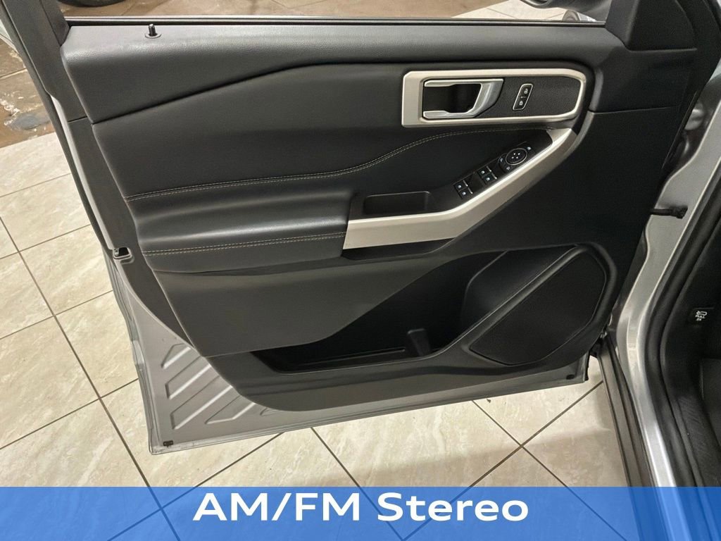 Used 2023 Ford Explorer XLT image 4
