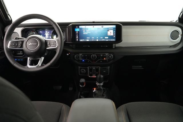 Used 2025 Jeep Wrangler Unlimited Sahara image 14