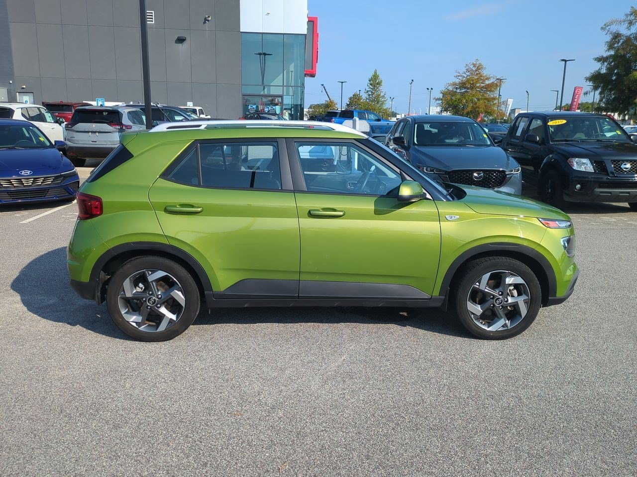 Used 2023 Hyundai Venue SEL FWD image 2