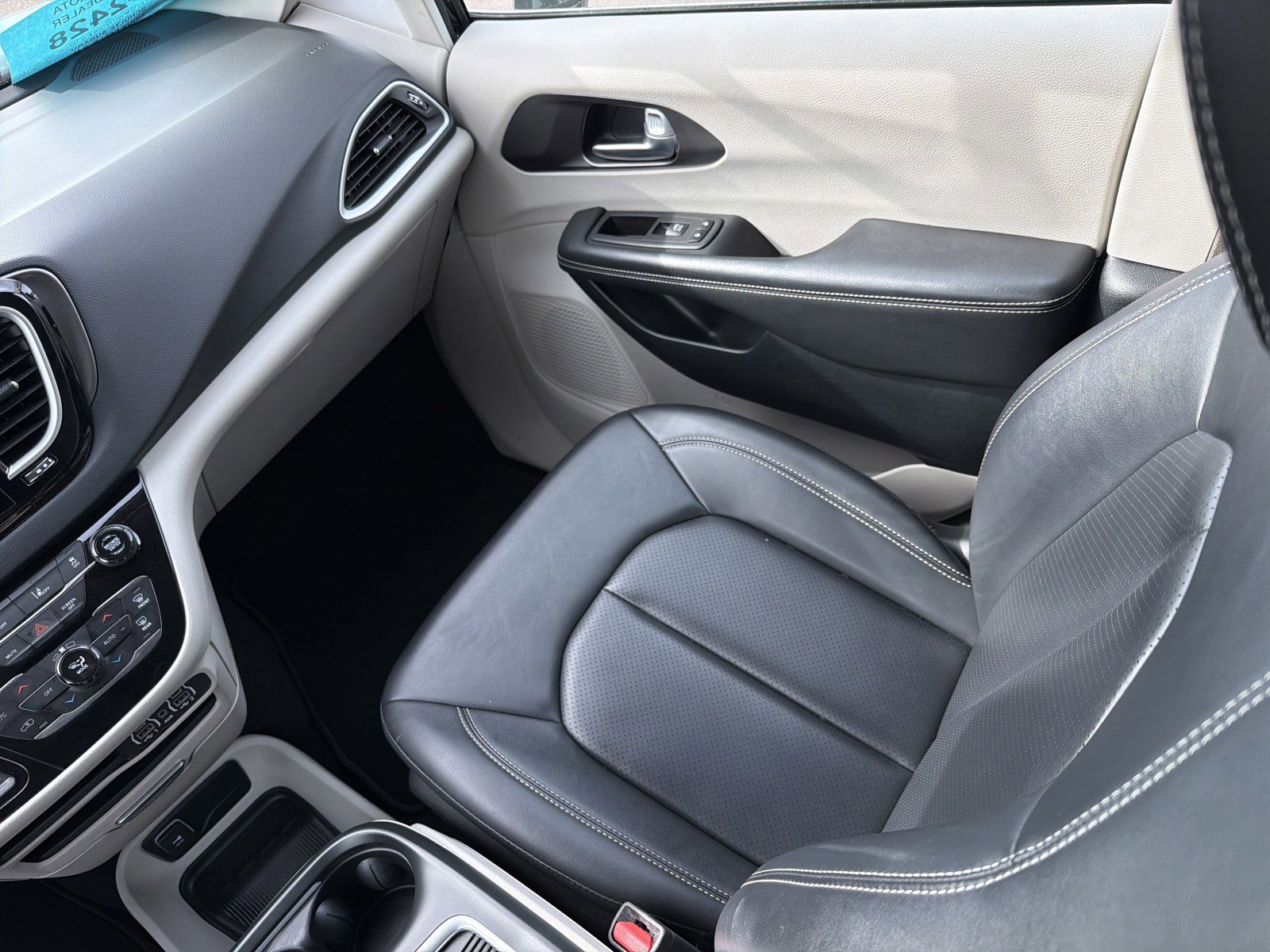 Used 2024 Chrysler Pacifica Touring-L image 11