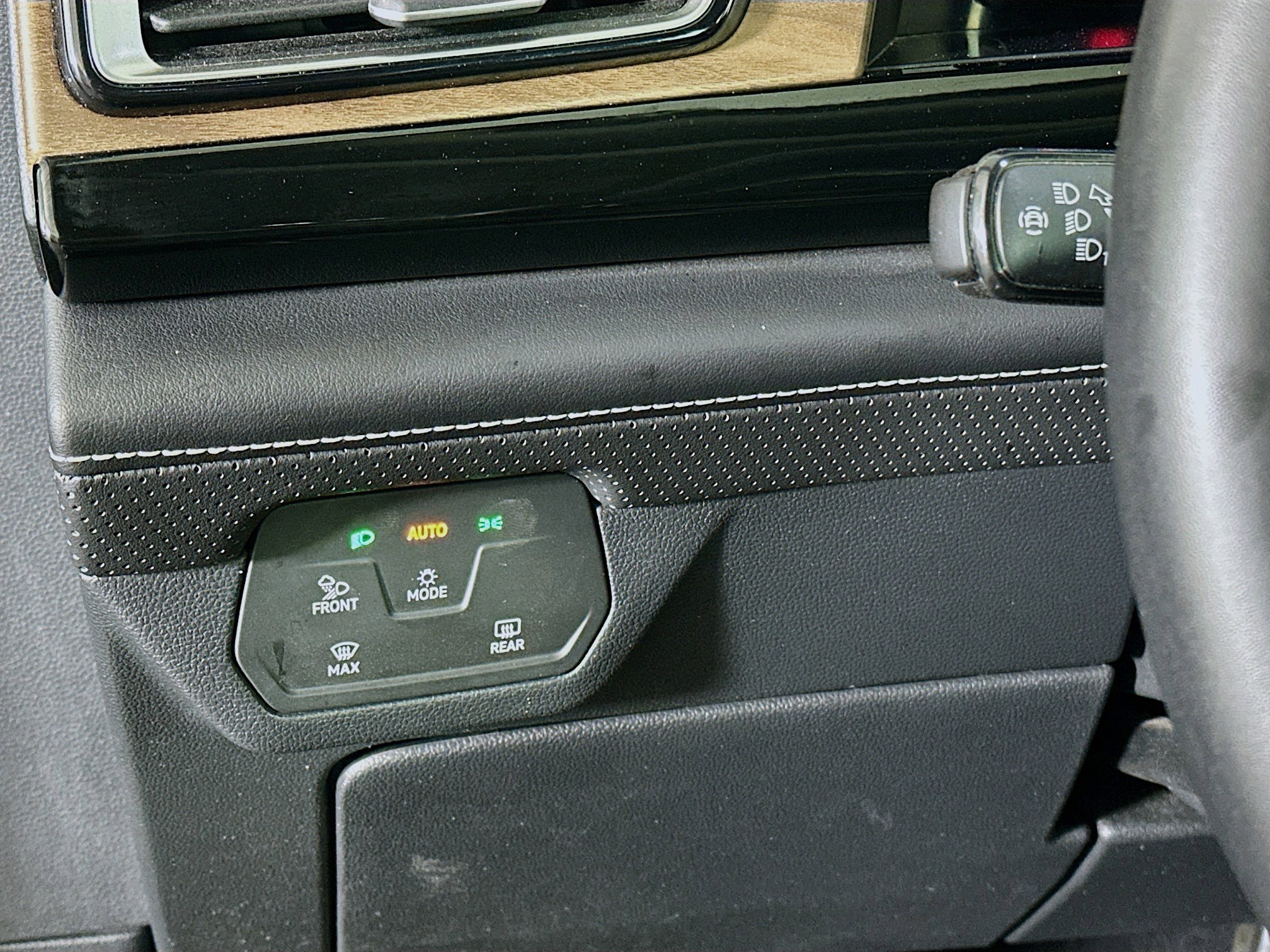 Used 2025 Volkswagen Atlas SE image 17